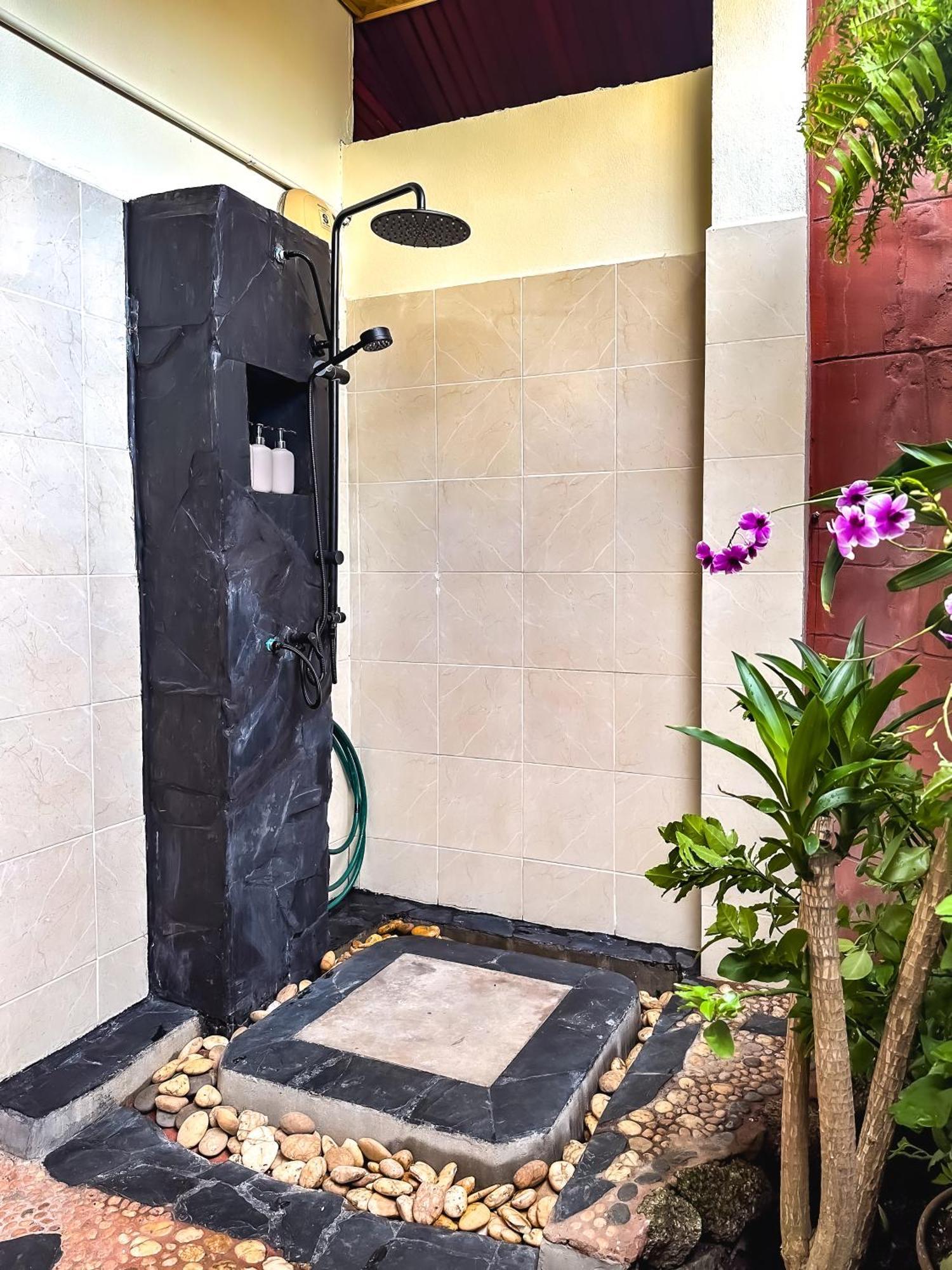 Shanti Lodge Phuket Chalong Exteriör bild